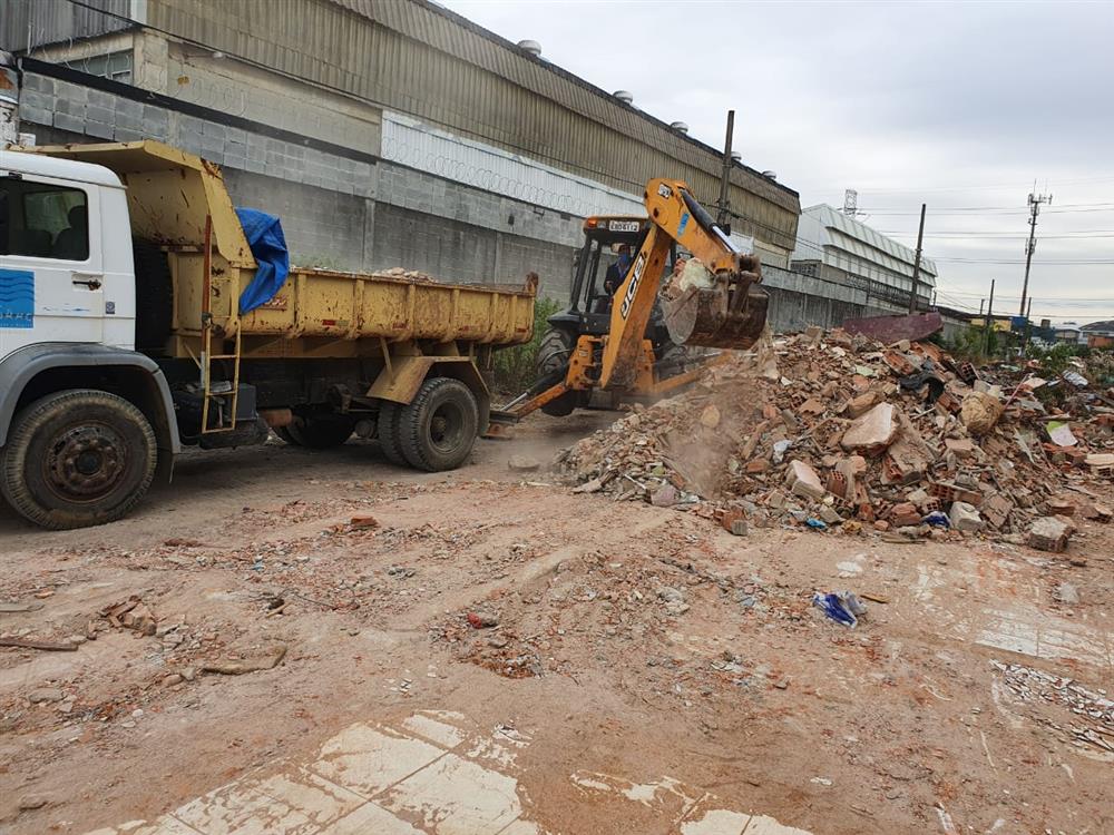 Prefeitura retira 120 caminhões de entulho de duas ruas de Cumbica