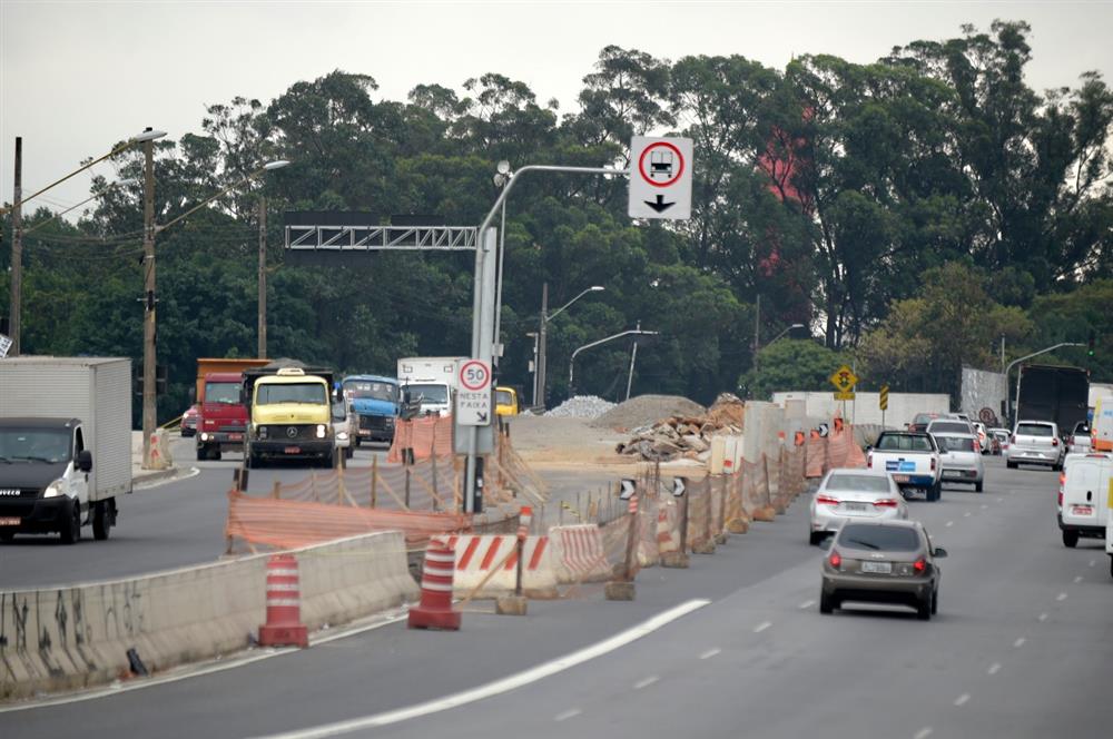 Alça de retorno do trevo de Cumbica da Via Dutra será fechada nesta sexta-feira, a partir das 17h, para obras do corredor de ônibus