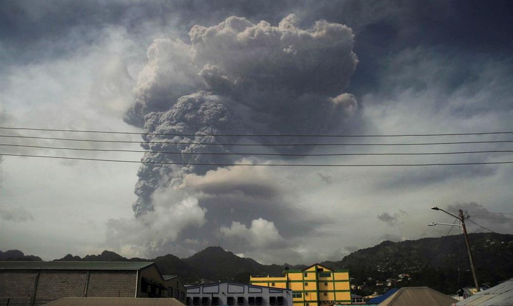 Ilha do Caribe estremece com maior explosão vulcânica de sua história