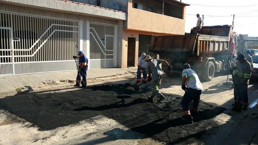 Tapa-buracos da Proguaru executa manutenções em ruas nesta segunda-feira
