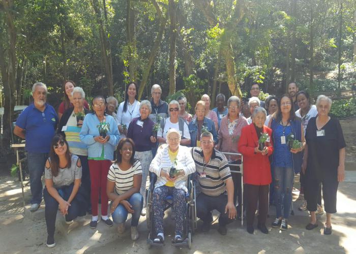 Grupo Vida Plena visita viveiro no Bosque Maia