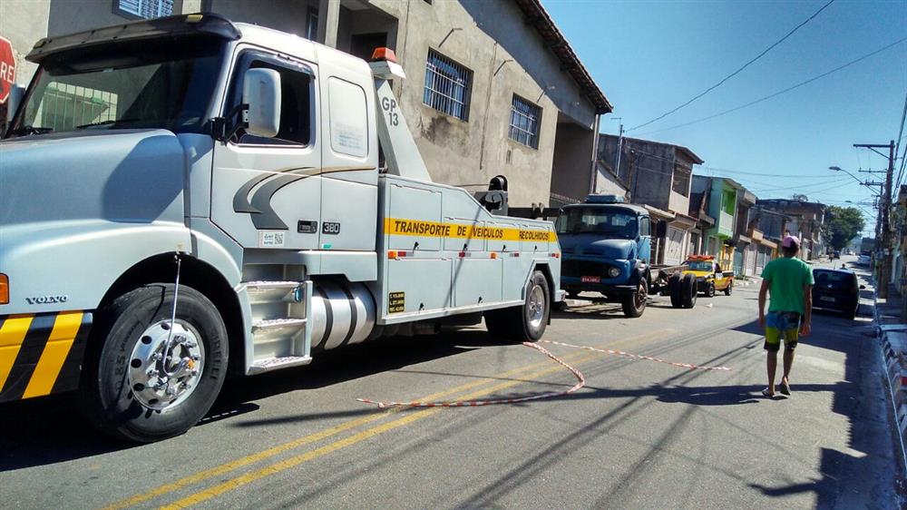 Prefeitura retira sete caminhões abandonados das vias públicas