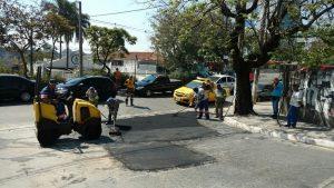 Equipe de tapa-buracos realiza manutenção na avenida Salgado Filho