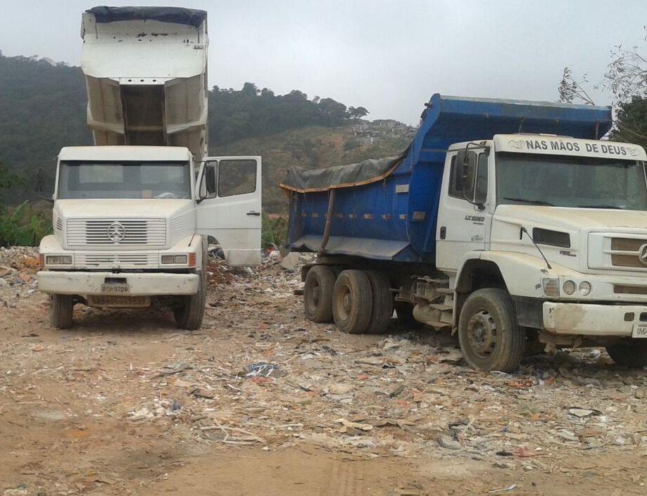 Operação da Prefeitura apreende caminhões realizando descarte irregular