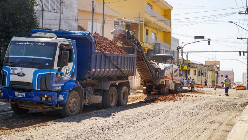 Trecho da rua Miguel Biondi começa a ser demolido para implementação do cimento verde