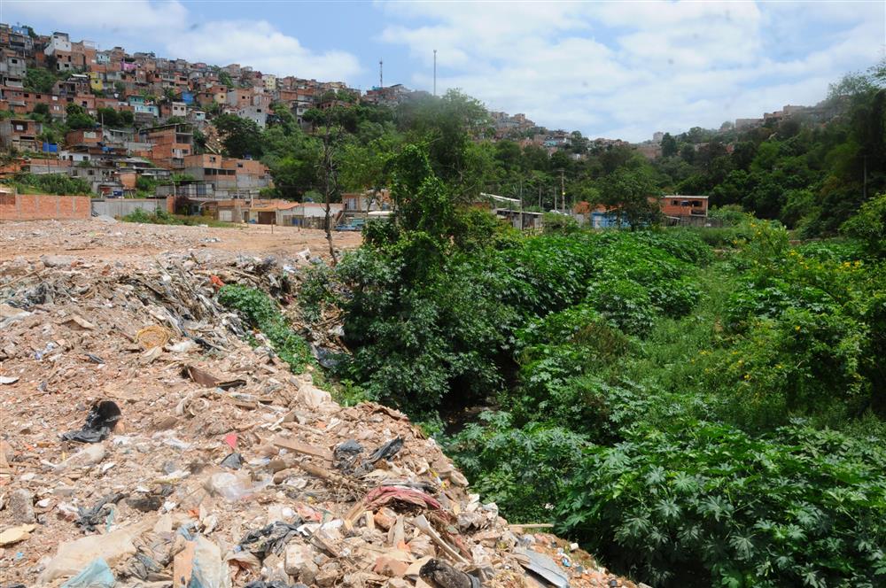 Prefeitura fiscaliza denúncia de aterro clandestino no Cabuçu