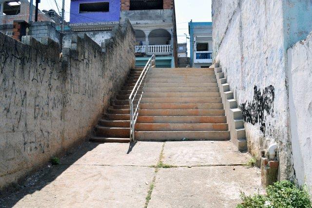 Prefeitura reforma escada em viela no Jardim Lenize