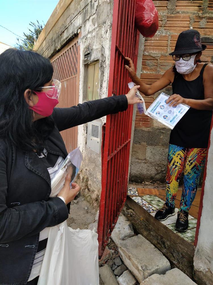 Prefeitura distribui 1.600 kits com máscaras em comunidades de Cumbica e da Vila Flórida