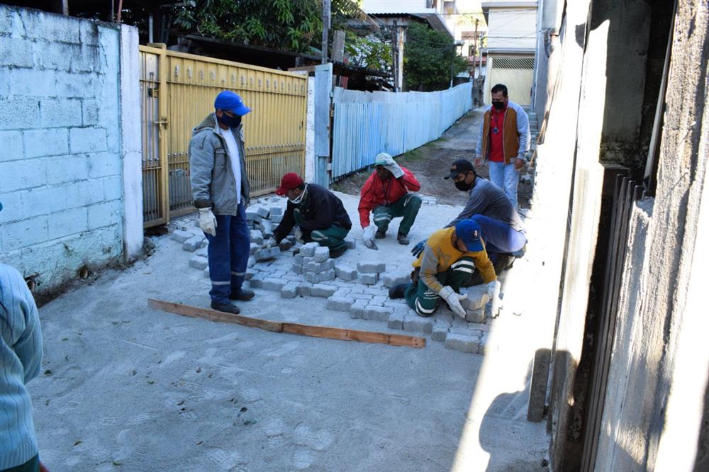 Prefeitura inicia pavimentação de viela no Taboão