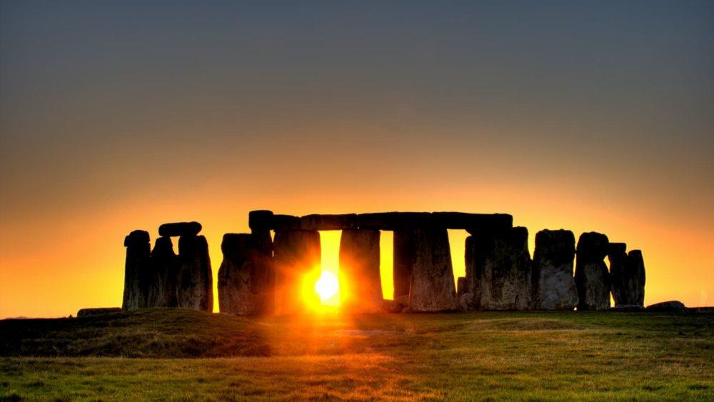 Que tal assistir online do solstício de verão no Stonehenge